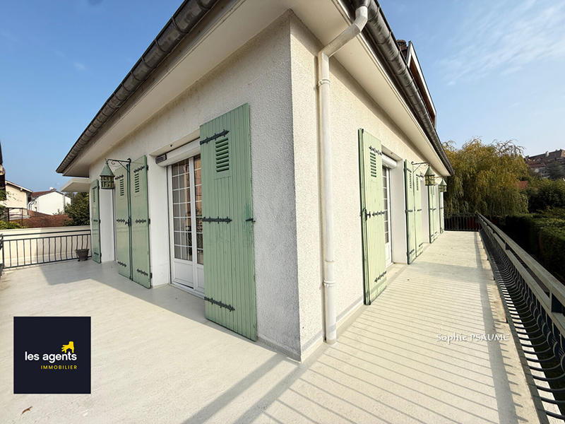 Maison - 260 m² - 9 pièces