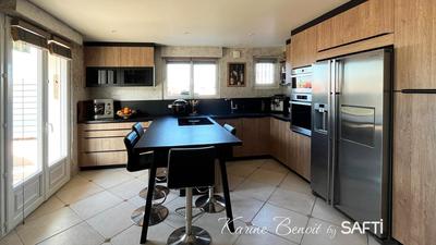 Maison - 238 m² - 9 pièces