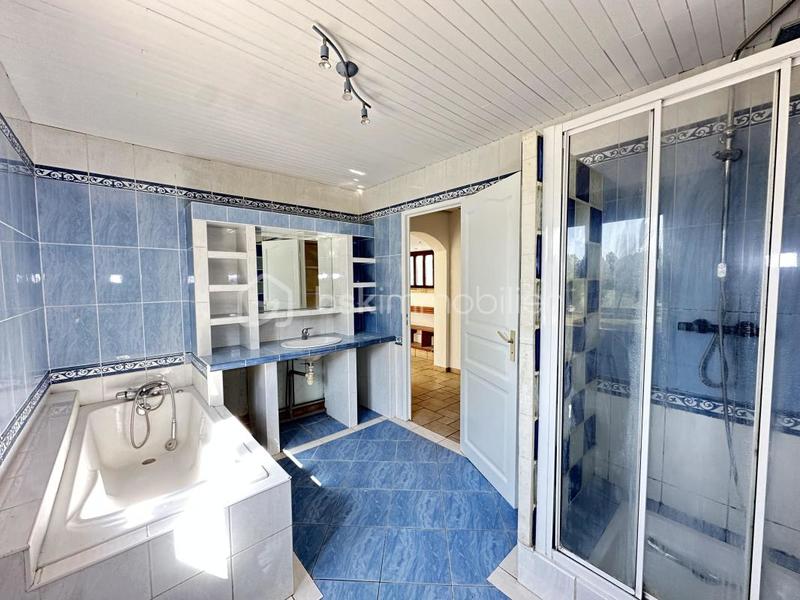 Maison - 207 m² - 7 pièces