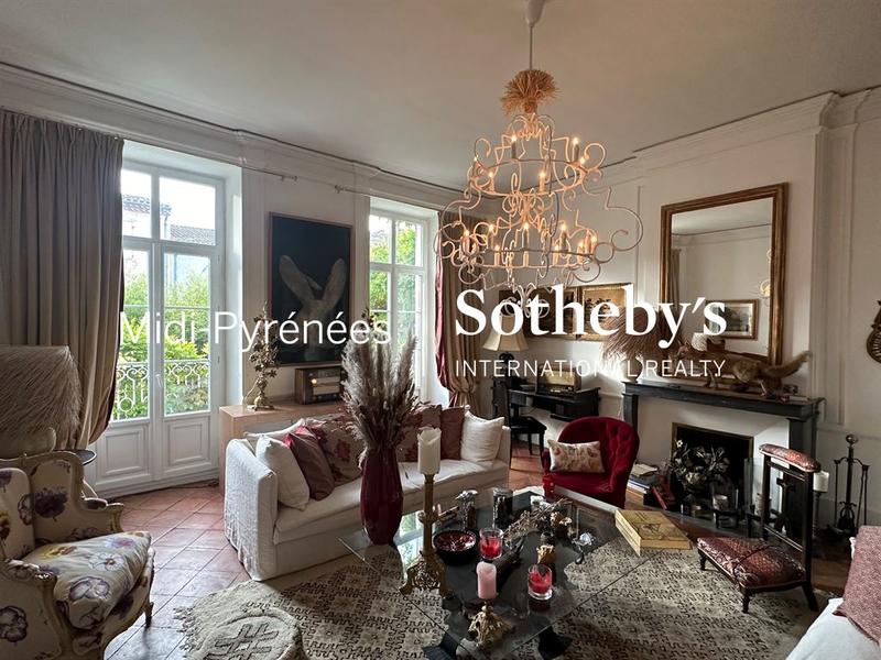 Maison - 465 m² - 10 pièces