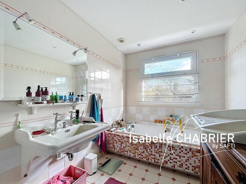 Maison - 244 m² - 8 pièces