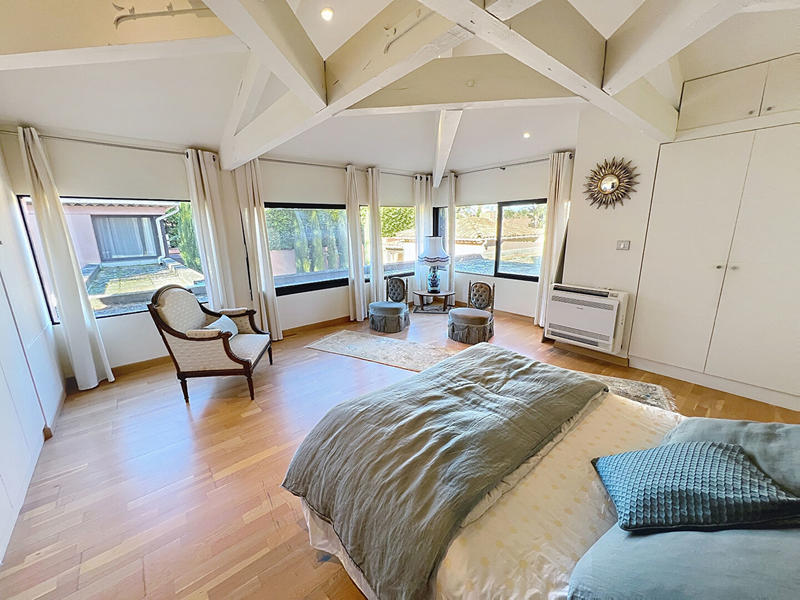 Maison - 275 m² - 8 pièces