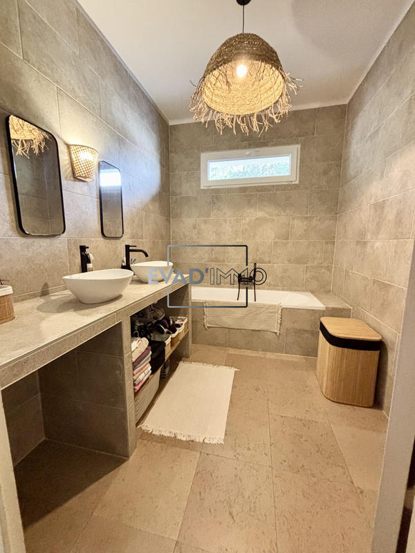 Maison - 257 m² - 8 pièces