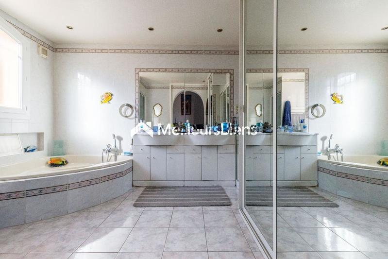 Maison - 225 m² - 12 pièces