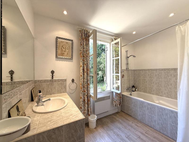 Maison - 247 m² - 8 pièces