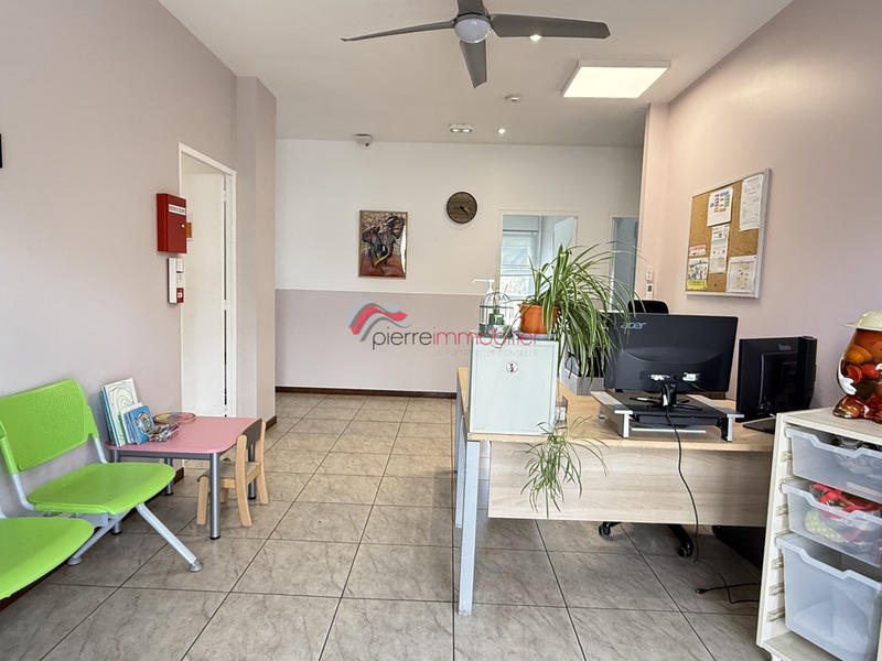 Local commercial - 200 m² - 8 pièces