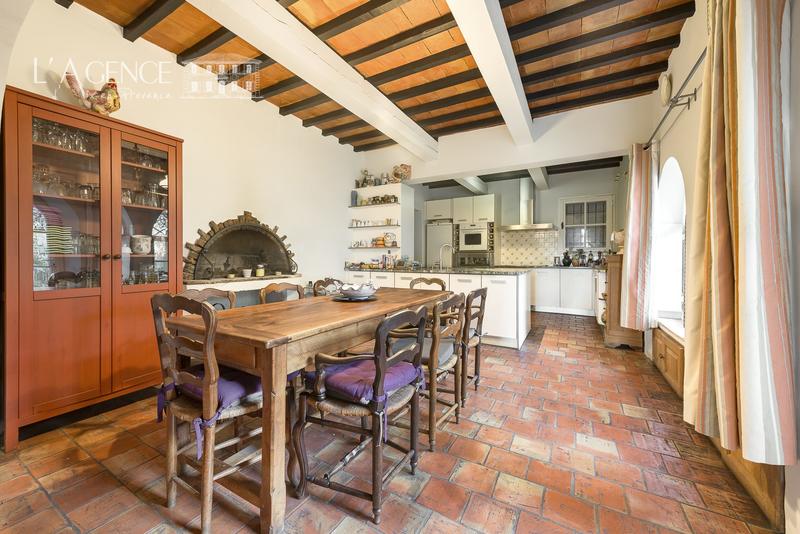 Maison - 1 100 m² - 18 pièces