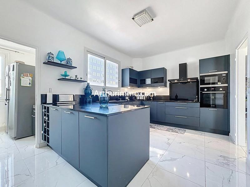 Maison - 220 m² - 10 pièces