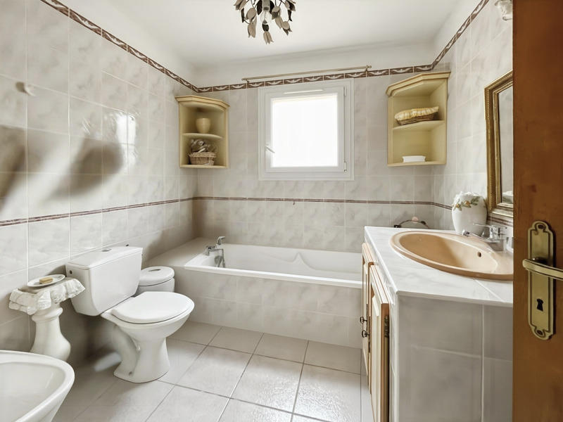 Maison - 216 m² - 9 pièces