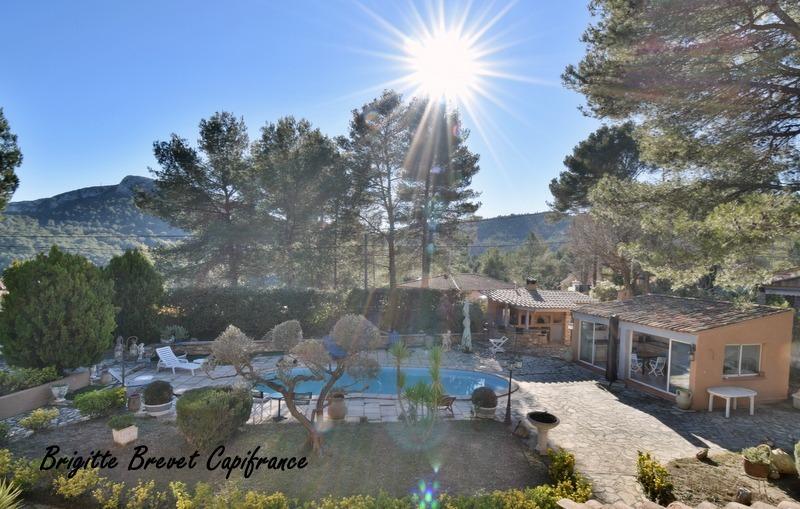 Maison - 230 m² - 6 pièces