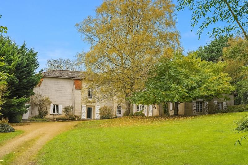 Demeure - 245 m² - 8 pièces