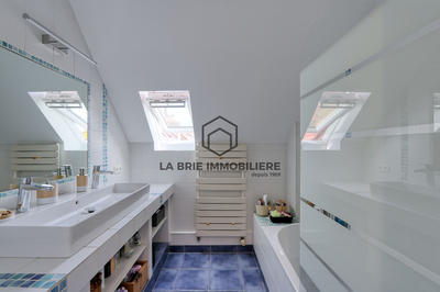 Maison - 161 m² - 8 pièces