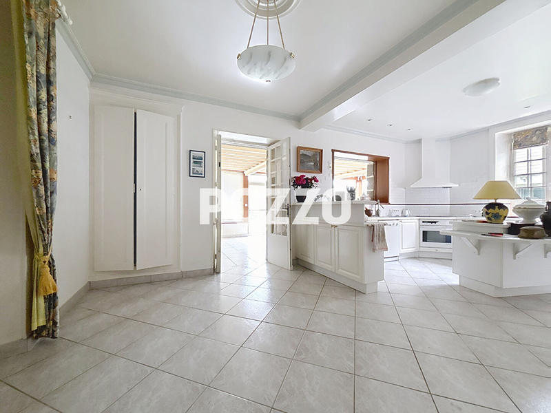 Maison - 199 m² - 2 pièces