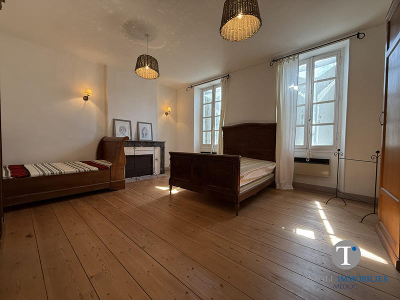 Maison traditionnelle - 234 m² - 8 pièces