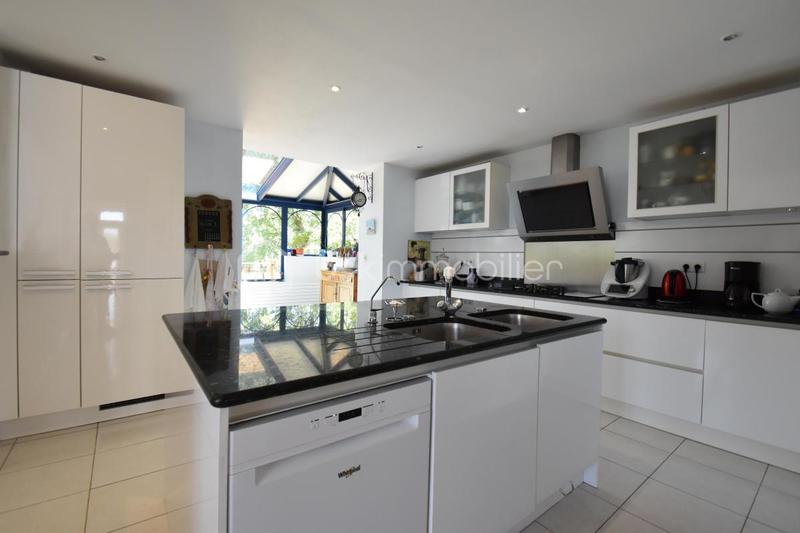 Demeure - 303 m² - 11 pièces