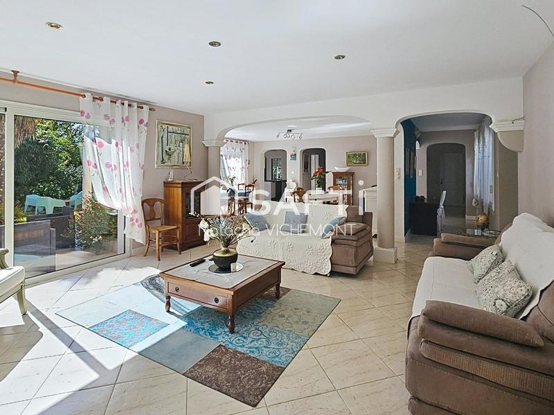 Villa - 262 m² - 9 pièces