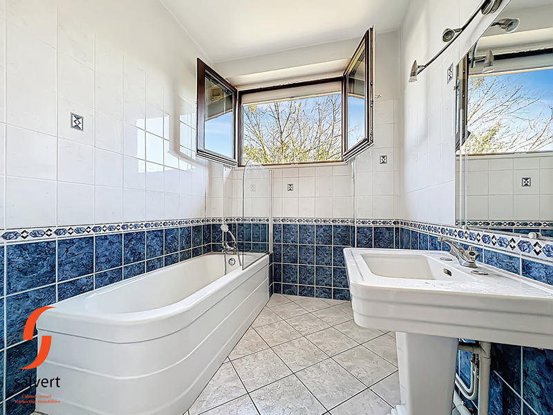 Maison - 220 m² - 10 pièces