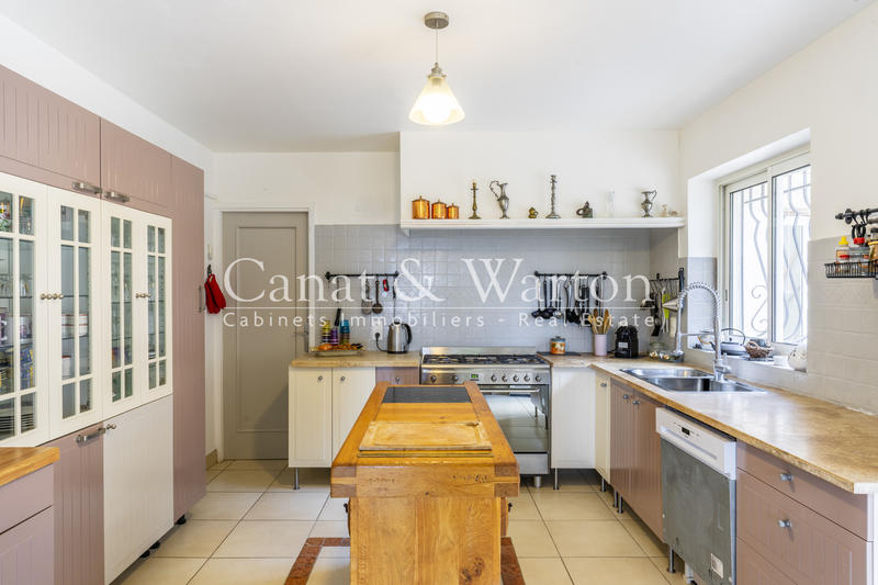 Villa - 250 m² - 9 pièces