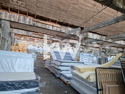 Magasins - 2 200 m²