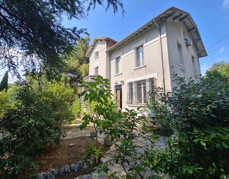 Maison - 330 m² - 10 pièces