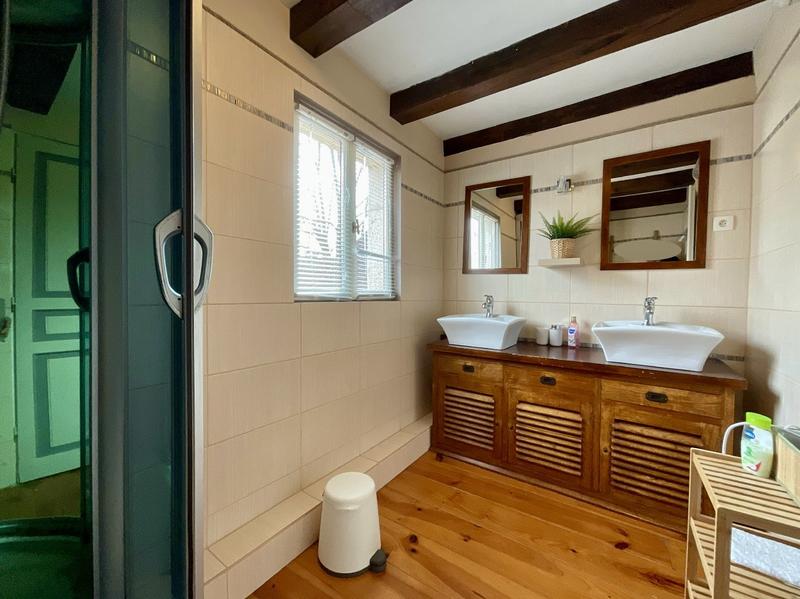 Maison - 250 m² - 10 pièces