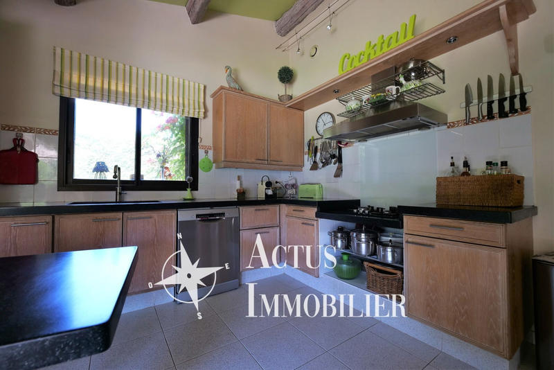 Maison - 210 m² - 7 pièces