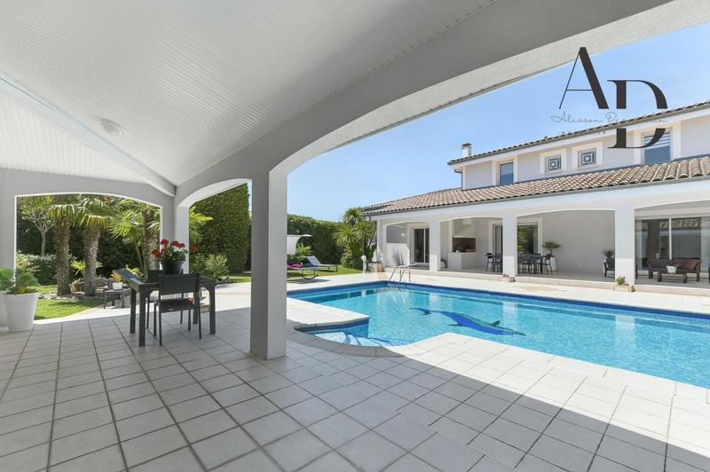 Maison - 285 m² - 7 pièces