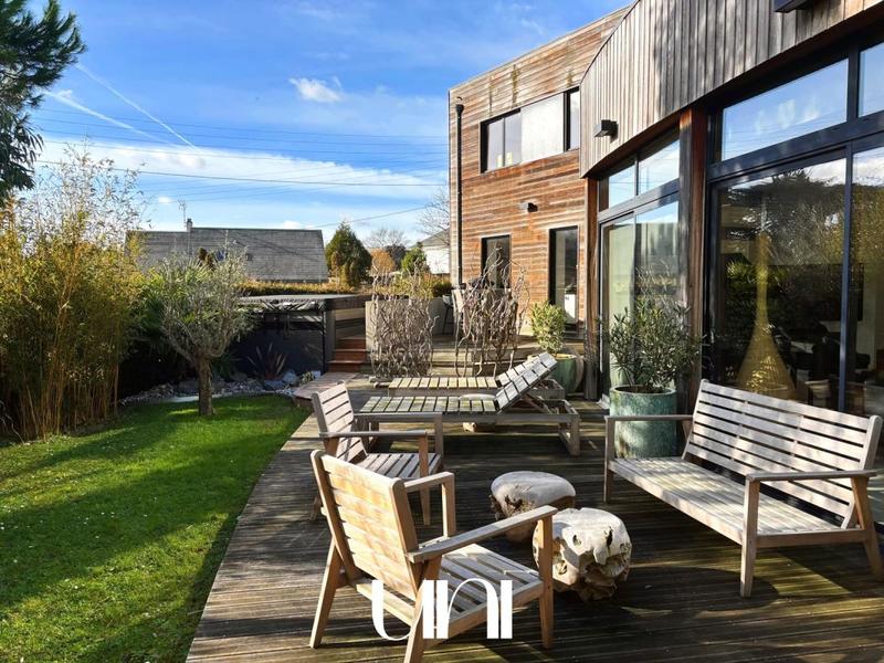 Maison - 210 m² - 6 pièces