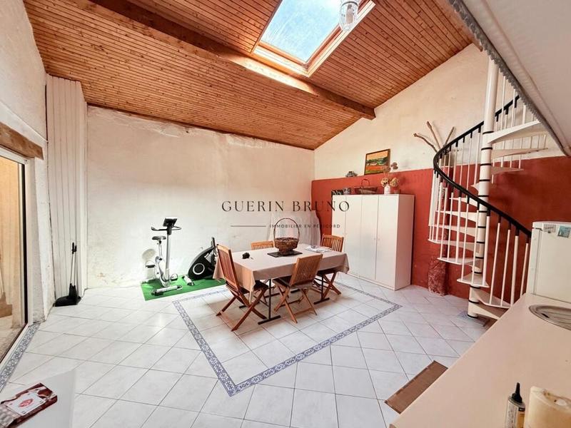 Maison - 201 m² - 7 pièces