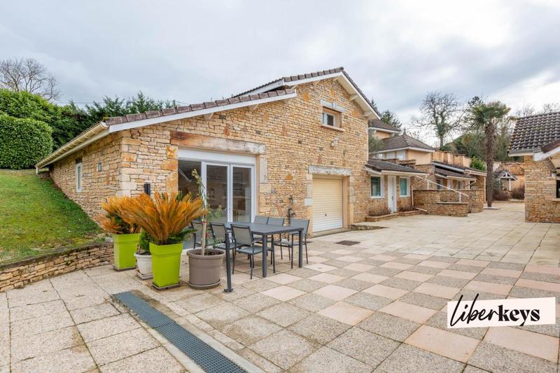 Propriété - 222 m² - 8 pièces