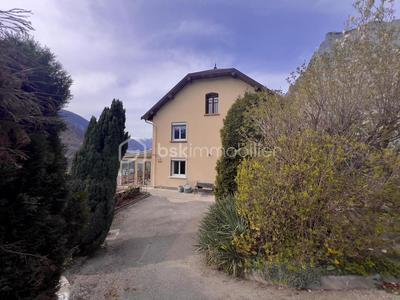 Maison - 262 m² - 9 pièces