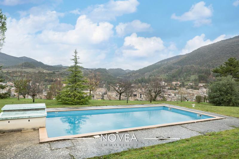 Villa - 396 m² - 6 pièces