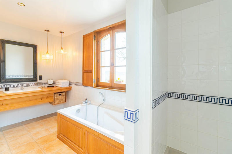 Maison - 465 m² - 13 pièces