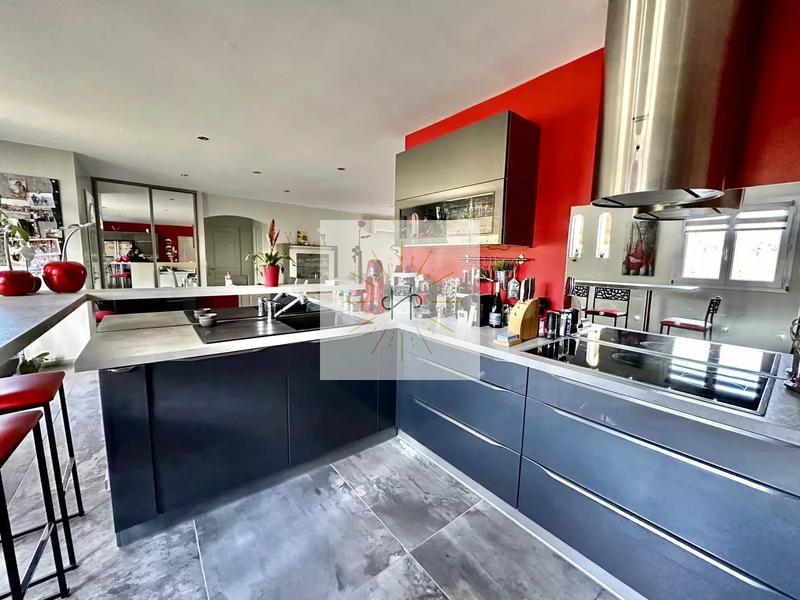 Maison - 188 m² - 9 pièces