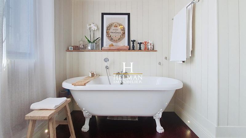 Maison - 221 m² - 10 pièces