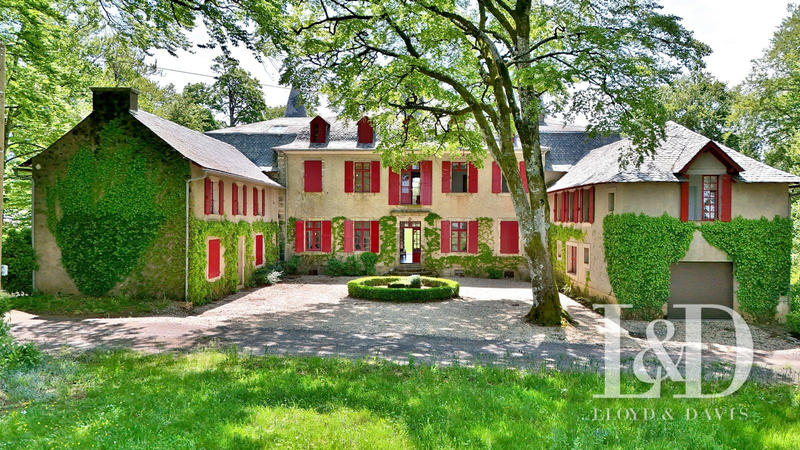 Maison - 660 m² - 25 pièces