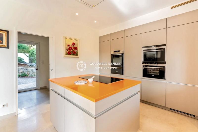 Maison - 250 m² - 6 pièces