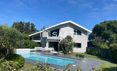 Maison - 300 m² - 11 pièces