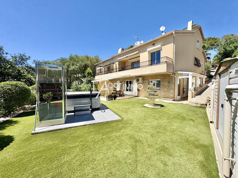 Maison - 211 m² - 9 pièces