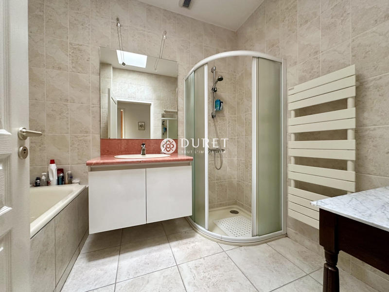 Maison - 220 m² - 9 pièces