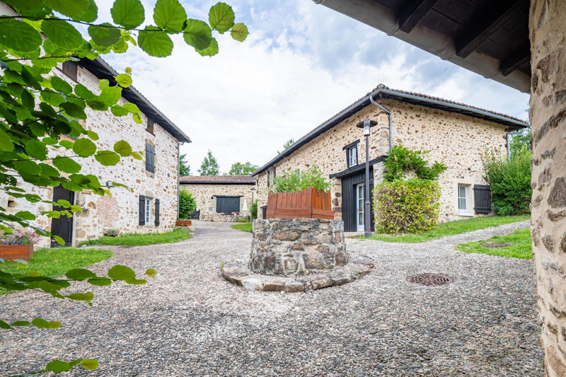 Maison - 1 791 m² - 39 pièces