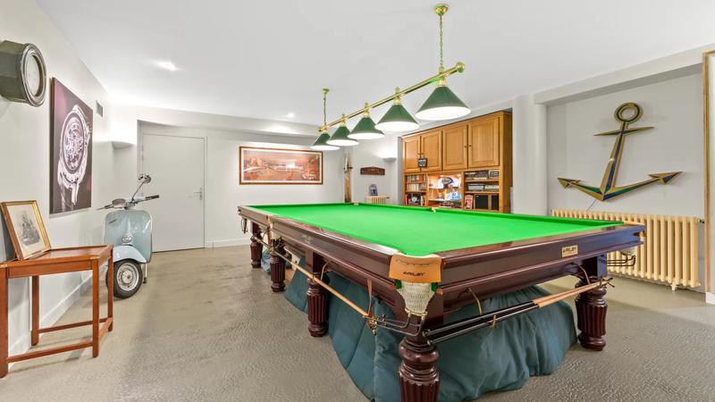 Maison - 330 m² - 9 pièces