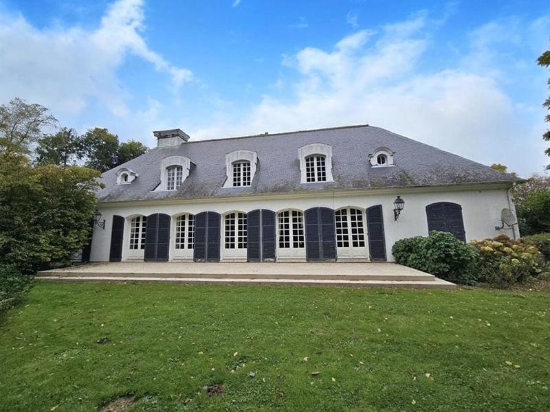 Propriété - 318 m² - 8 pièces