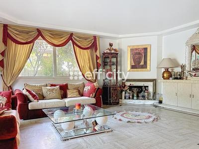 Maison - 240 m² - 7 pièces