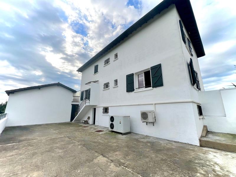 Maison - 210 m² - 10 pièces