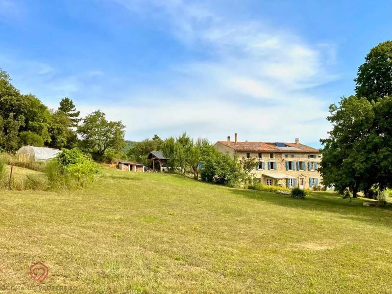 Propriété - 251 m² - 6 pièces