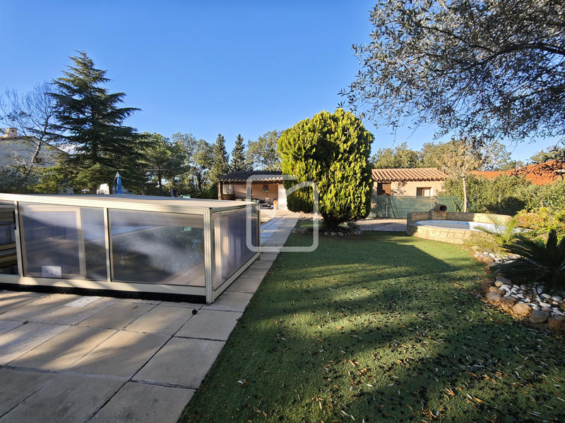 Propriété - 470 m² - 10 pièces