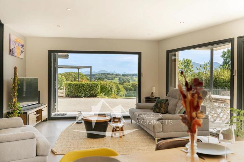 Villa - 243 m² - 9 pièces