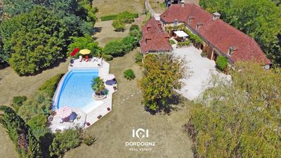 Propriété - 340 m² - 8 pièces