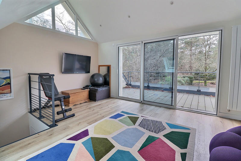 Maison - 239 m² - 8 pièces